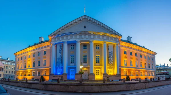 エストニア タルトゥ2022年6月26日 エストニア タルトゥ大学の夜景 — ストック写真