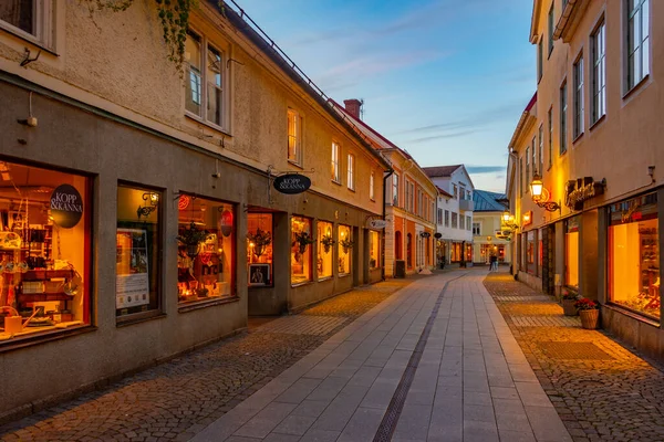 stock image Vadstena, Sweden, July 16, 2022: Sunset view of a commercial street in Vadstena, Sweden..IMAGE