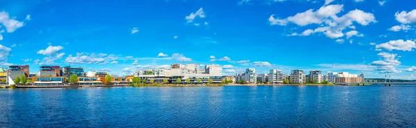 Jonkoping, İsveç, 16 Temmuz 2022: İsveç 'in Jonkoping kasabasında bir gün boyunca Lakeside gezinti alanı.