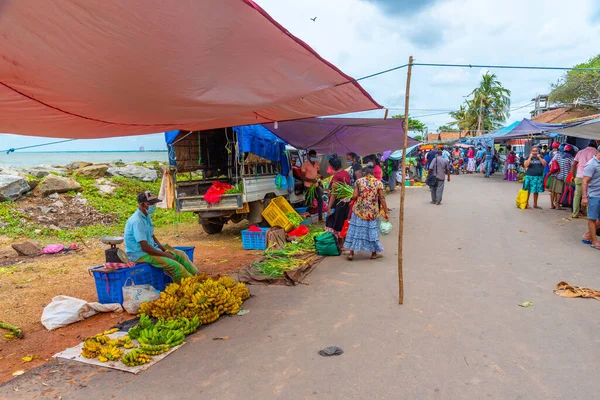 Negombo Sri Lanka Februari 2022 Människor Passerar Grönsaks Och Fruktmarknad — Stockfoto