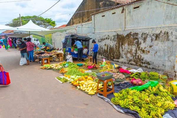 Negombo Sri Lanka Helmikuuta 2022 Ihmiset Kulkevat Vihannes Hedelmämarkkinoiden Läpi — kuvapankkivalokuva