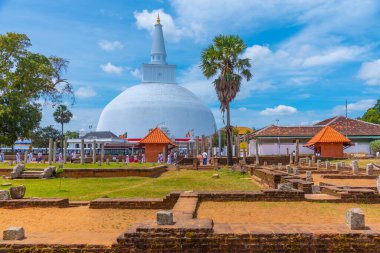 Anuradhapura, Sri Lanka, 9 Şubat 2022: Ruwanweli Maha Seya stupa Anuradhapura, Sri Lanka.