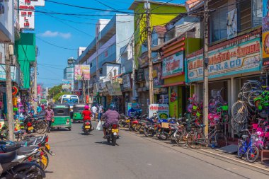 Jaffna, Sri Lanka, 8 Şubat 2022: Jaffna, Sri Lanka 'da işlek bir caddenin görüntüsü.