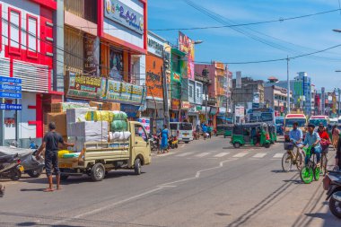 Jaffna, Sri Lanka, 8 Şubat 2022: Jaffna, Sri Lanka 'da işlek bir caddenin görüntüsü.