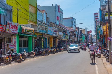 Jaffna, Sri Lanka, 8 Şubat 2022: Jaffna, Sri Lanka 'da işlek bir caddenin görüntüsü.