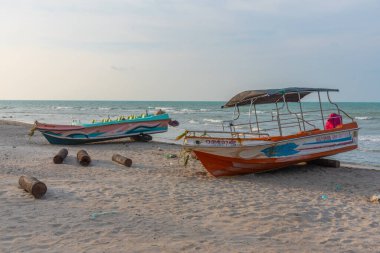 Jaffna, Sri Lanka, 7 Şubat 2022: Jaffna, Sri Lanka yakınlarındaki Casuarina sahilinde balıkçı tekneleri.