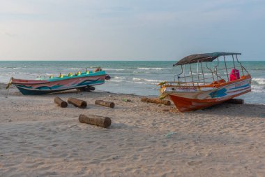 Jaffna, Sri Lanka, 7 Şubat 2022: Jaffna, Sri Lanka yakınlarındaki Casuarina sahilinde balıkçı tekneleri.