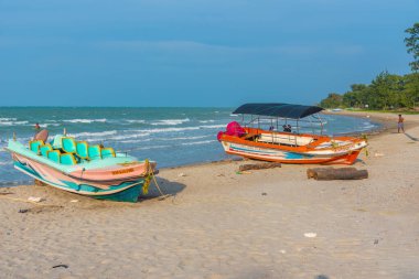 Jaffna, Sri Lanka, 7 Şubat 2022: Jaffna, Sri Lanka yakınlarındaki Casuarina sahilinde balıkçı tekneleri.