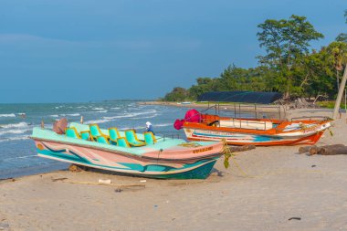 Jaffna, Sri Lanka, 7 Şubat 2022: Jaffna, Sri Lanka yakınlarındaki Casuarina sahilinde balıkçı tekneleri.