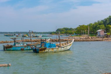 Jaffna, Sri Lanka, 7 Şubat 2022: Velanai Adası, Sri Lanka 'da Kayts yakınlarında balıkçı tekneleri.