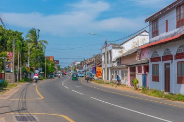 Jaffna, Sri Lanka, 7 Şubat 2022: Jaffna, Sri Lanka 'da işlek bir caddenin görüntüsü.