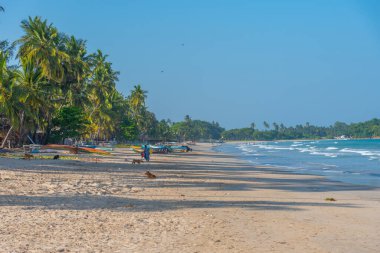 Trincomalee, Sri Lanka, 6 Şubat 2022: Trincomalee, Sri Lanka 'daki Uppuveli Plajı' nda güneşli bir gün.