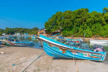 Trincomalee, Sri Lanka, 6 Şubat 2022: Trincomalee, Sri Lanka 'da balıkçı tekneleri.