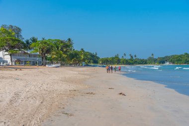 Trincomalee, Sri Lanka, 6 Şubat 2022: Trincomalee, Sri Lanka 'daki Uppuveli Plajı' nda güneşli bir gün.