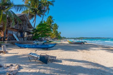 Trincomalee, Sri Lanka, 6 Şubat 2022: Trincomalee, Sri Lanka 'daki Uppuveli Plajı' nda güneşli bir gün.