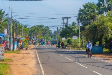 Trincomalee, Sri Lanka, 6 Şubat 2022: Trincomalee, Sri Lanka 'da işlek bir caddenin görüntüsü.