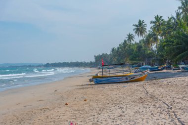 Trincomalee, Sri Lanka, 6 Şubat 2022: Trincomalee, Sri Lanka 'daki Uppuveli Plajı' nda güneşli bir gün.