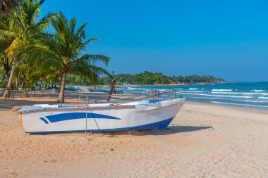 Trincomalee, Sri Lanka, 6 Şubat 2022: Trincomalee, Sri Lanka 'daki Uppuveli Plajı' nda güneşli bir gün.