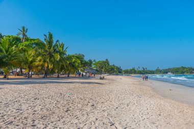 Trincomalee, Sri Lanka, 6 Şubat 2022: Trincomalee, Sri Lanka 'daki Uppuveli Plajı' nda güneşli bir gün.