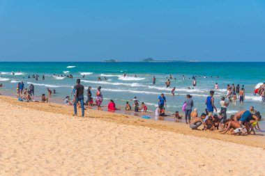 Trincomalee, Sri Lanka, 6 Şubat 2022: Trincomalee, Sri Lanka 'daki Nilaveli Plajı' nda güneşli bir gün.