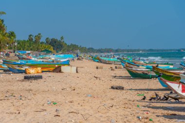 Trincomalee, Sri Lanka, 6 Şubat 2022: Trincomalee, Sri Lanka 'da balıkçı tekneleri.