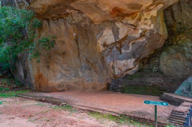 Sigiriya, Sri Lanka, 5 Şubat 2022: Sri Lanka 'daki Sigirya kaya kalesinde Kobra Başlıklı Mağara.