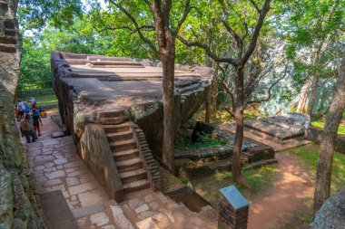 Sigiriya, Sri Lanka, 5 Şubat 2022: Sri Lanka 'daki Sigirya kaya kalesinde seyirci salonu.