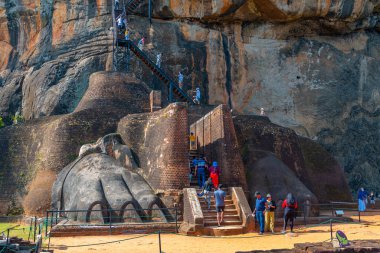 Sigiriya, Sri Lanka, 5 Şubat 2022: Sri Lanka 'daki Sigirya kaya kalesinde aslan merdiveni.