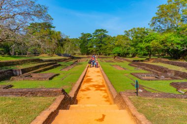 Sigiriya, Sri Lanka, 5 Şubat 2022: Sri Lanka 'daki Sigirya kaya kalesinin bahçeleri.