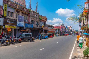 Kandy, Sri Lanka, 3 Şubat 2022: Kandy, Sri Lanka 'da yoğun bir caddenin görüntüsü.