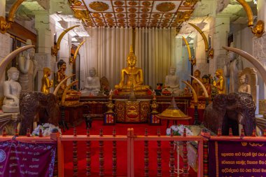 Kandy, Sri Lanka, 3 Şubat 2022: Kandy, Sri Lanka 'daki kutsal diş kalıntıları tapınağının içi.