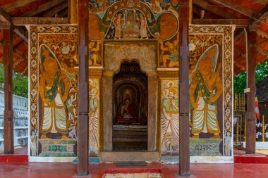 Kandy, Sri Lanka, 3 Şubat 2022: Kandy, Sri Lanka 'daki kutsal diş kalıntısı tapınağının önündeki dini kompleks.