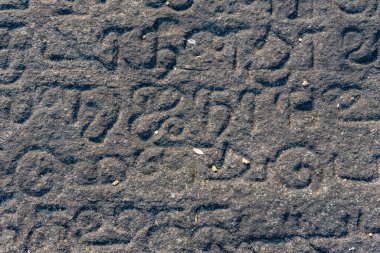 Kandy, Sri Lanka, 2 Şubat 2022: Kandy, Sri Lanka yakınlarındaki Lankathilake tapınağında kaya yazıtları.