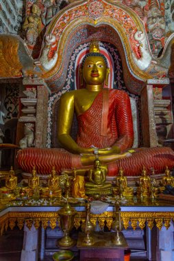 Kandy, Sri Lanka, 2 Şubat 2022: Kandy, Sri Lanka yakınlarındaki Lankathilake tapınağının içi.