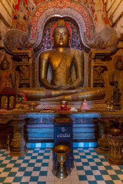 Kandy, Sri Lanka, 2 Şubat 2022: Kandy, Sri Lanka yakınlarındaki Gadaladeniya tapınağının içi.