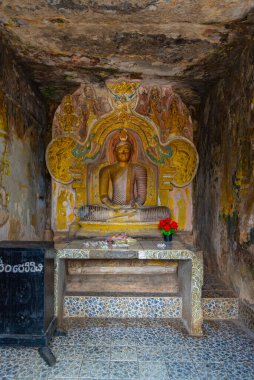 Kandy, Sri Lanka, 2 Şubat 2022: Kandy, Sri Lanka yakınlarındaki Gadaladeniya tapınağının içi.