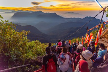 Sri Pada, Sri Lanka, 2 Şubat 2022: Adam 'ın zirvesinden Sri Lanka üzerinde gün doğumu.