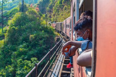 Great Western, Sri Lanka, 1 Şubat 2022: Sri Lanka 'daki çay tarlaları arasında tepe yamacında dönen tren.