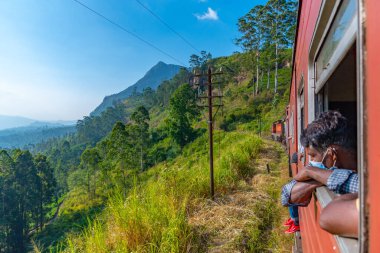 Great Western, Sri Lanka, 1 Şubat 2022: Sri Lanka 'daki çay tarlaları arasında tepe yamacında dönen tren.