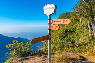 Nuwara Eliya, Sri Lanka, 1 Şubat 2022: Sri Lanka 'daki Horton Plains Ulusal Parkı' nın dünyanın en uç noktasındaki önemli noktaların yönergeleri.