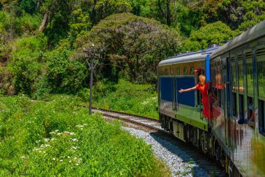 Nuwara Eliya, Sri Lanka, 30 Ocak 2022: Sri Lanka 'daki çay tarlaları arasında bir yamaçtaki tren yolu.