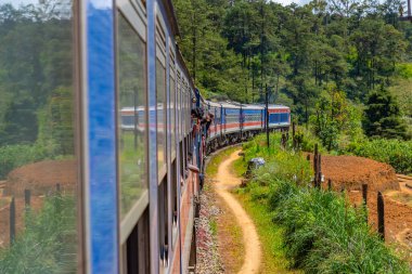 Nuwara Eliya, Sri Lanka, 30 Ocak 2022: Sri Lanka 'daki çay tarlaları arasında bir yamaçtaki tren yolu.