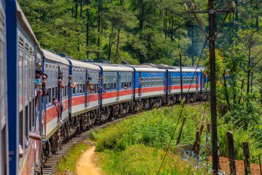 Nuwara Eliya, Sri Lanka, 30 Ocak 2022: Sri Lanka 'daki çay tarlaları arasında bir yamaçtaki tren yolu.