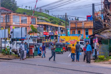 Haputale, Sri Lanka, 29 Ocak 2022: Haputale, Sri Lanka 'da işlek bir caddenin görüntüsü.