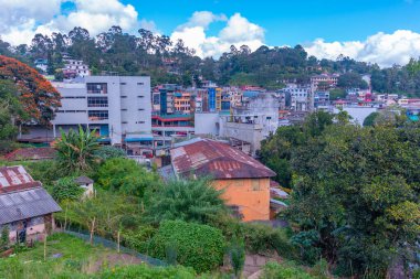 Bandarawela, Sri Lanka, 29 Ocak 2022: Bandarawela, Sri Lanka 'da işlek bir caddenin görüntüsü.