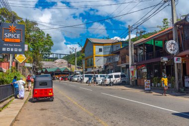 Ella, Sri Lanka, 29 Ocak 2022 Ella, Sri Lanka 'da yoğun bir caddenin görüntüsü.