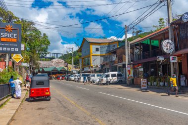 Ella, Sri Lanka, 29 Ocak 2022 Ella, Sri Lanka 'da yoğun bir caddenin görüntüsü.