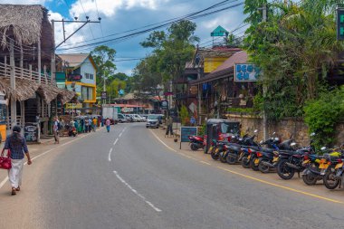 Ella, Sri Lanka, 28 Ocak 2022 Ella, Sri Lanka 'da yoğun bir caddenin görüntüsü.