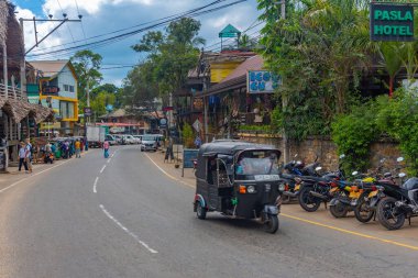 Ella, Sri Lanka, 28 Ocak 2022 Ella, Sri Lanka 'da yoğun bir caddenin görüntüsü.