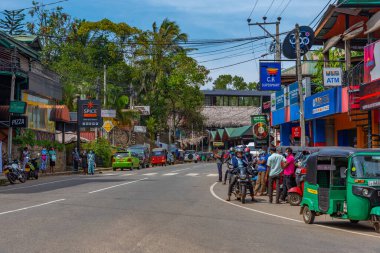 Ella, Sri Lanka, 28 Ocak 2022 Ella, Sri Lanka 'da yoğun bir caddenin görüntüsü.